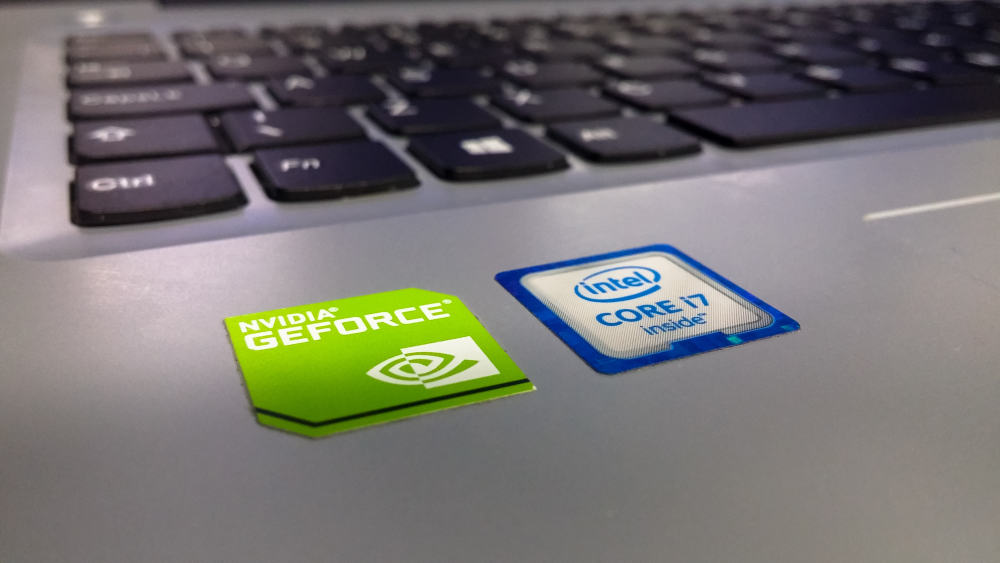 Een computer met stickers van Intel Core i7 en Nvidia