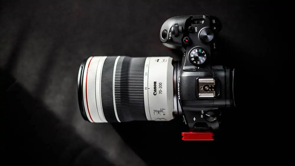 Canon camera met telelens op zwarte achtergrond