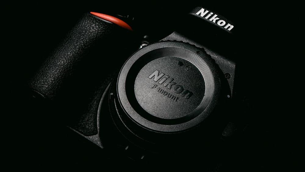 Nikon camera body op zwarte achtergrond