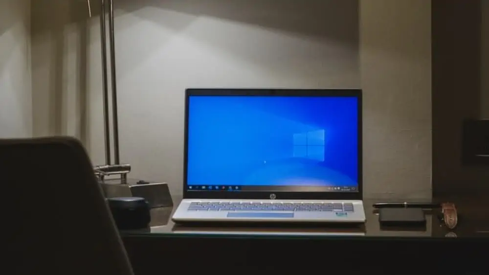 Een computer met het Windows home scherm