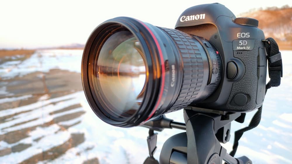 Canon EOS 5D Mark IV camera op statief in besneeuwd landschap