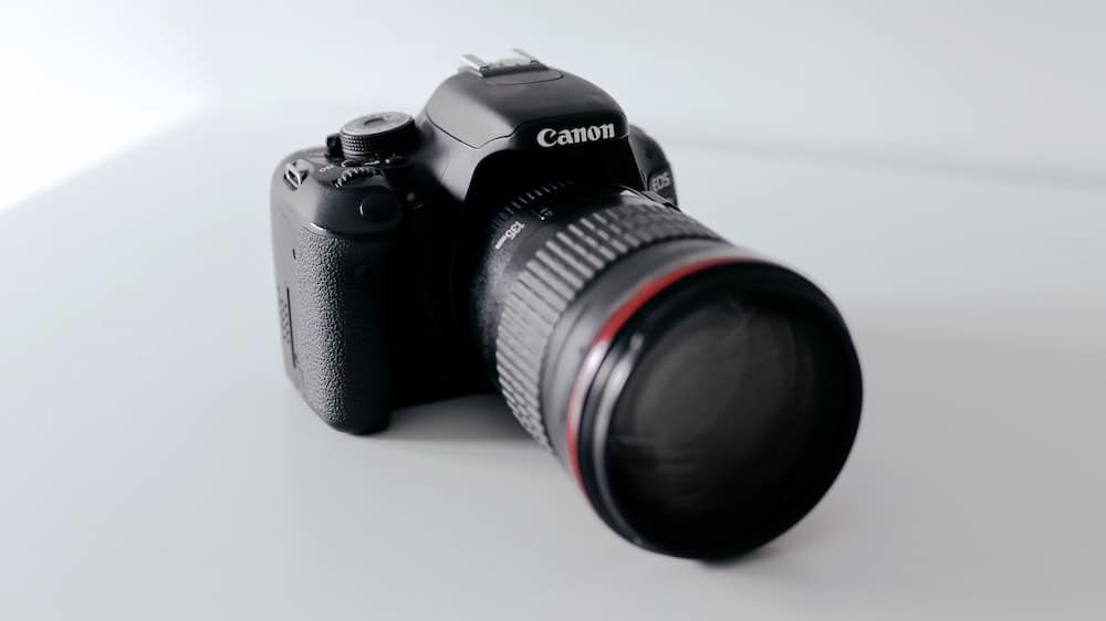 Canon EOS DSLR-camera op witte achtergrond