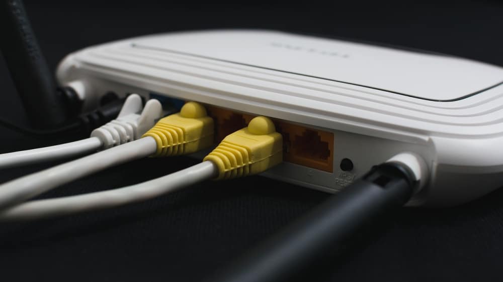 Een close up van een router met aangesloten kabels