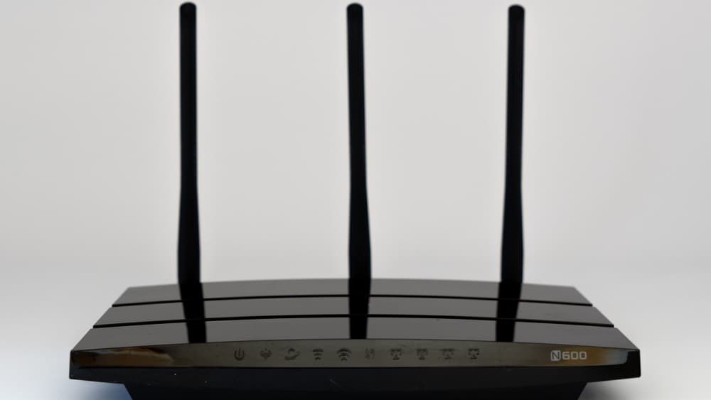 Een router op een witte achtergrond