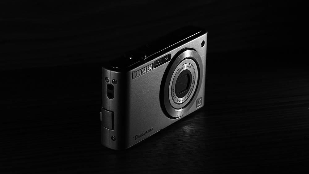 Een compactcamera op een zwarte achtergrond