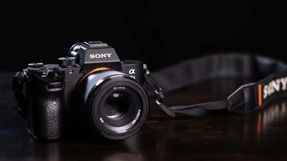 Systeemcamera van Sony met zwarte achtergrond