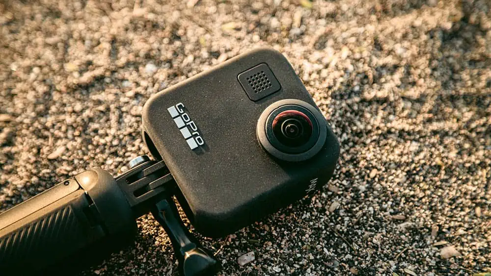 Een GoPro in het zand