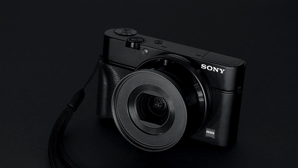 Een compact camera van Sony met een zwarte achtergrond.