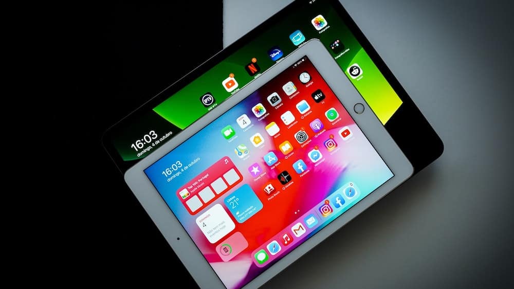 Een oudere witte iPad op een nieuwere zwarte iPad Pro