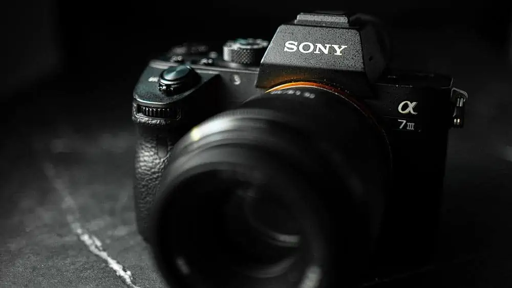 Systeemcamera van Sony met zwarte achtergrond