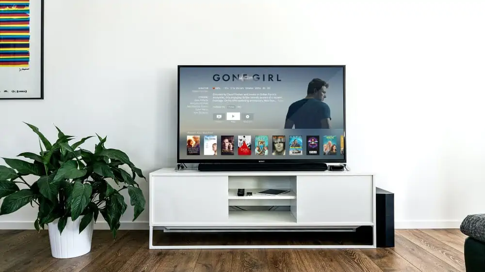 Een smart tv op een tv meubel