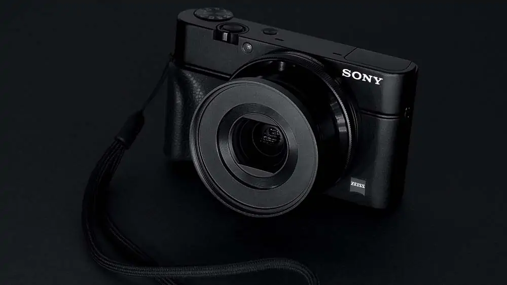Compact camera van sony met een zwarte achtergrond