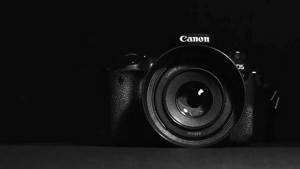 Spiegelreflexcamera van Canon met zwarte achtergrond