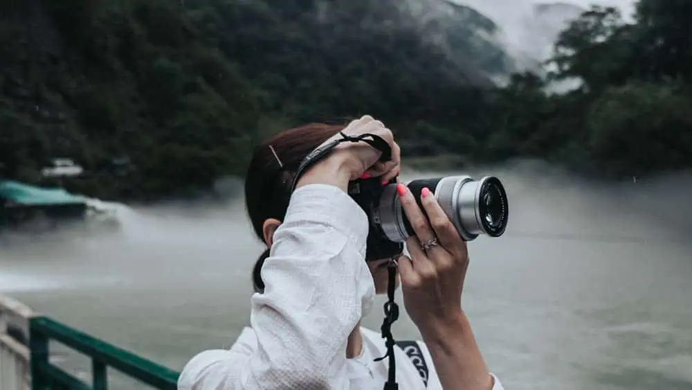 vrouw maakt foto's met een reiscamera van uitzicht