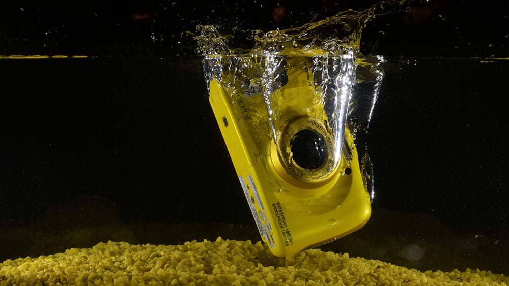 Waterdichte camera valt in water