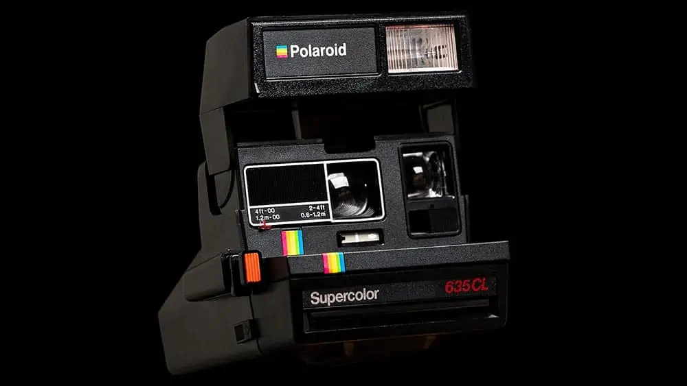 Polaroid Supercolor camera met zwarte achtergrond