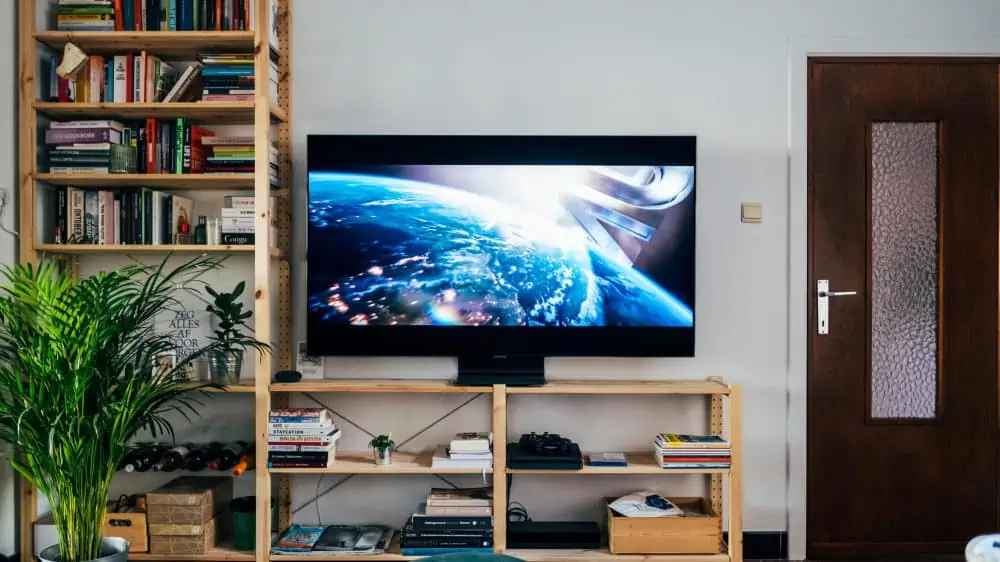 Een tv in een kamer, met het Universal logo erop