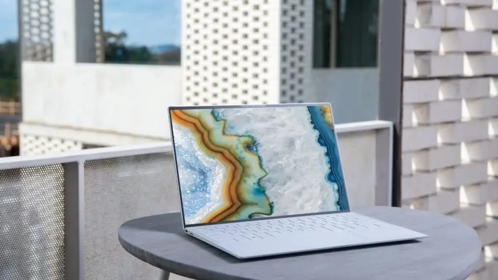 Een laptop met kleurrijke achtergrond op een tafel