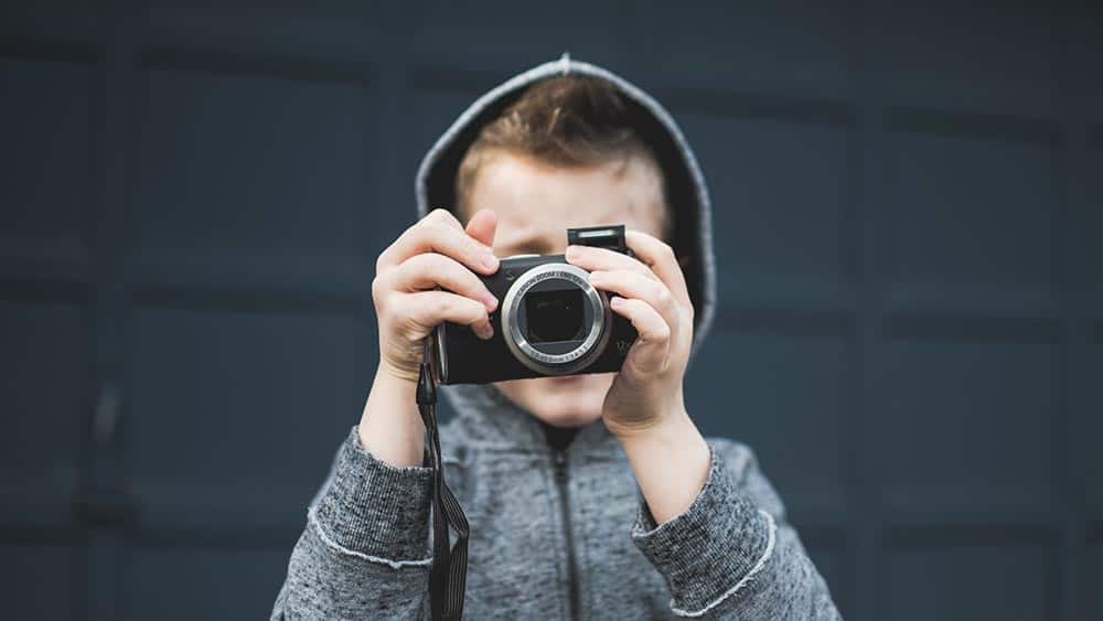 Jongetje fotografeert met een compact camera
