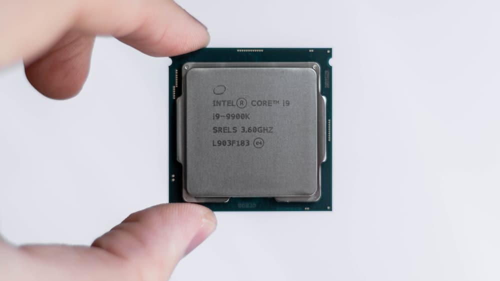 Intel Core i9 processor tussen wijsvinger en duim