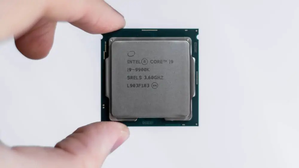 Intel Core i9 processor tussen wijsvinger en duim
