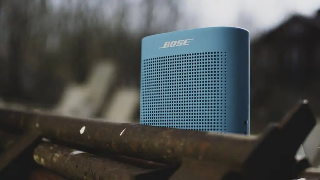 Een Bosch Bluetooth-Speaker die buiten staat
