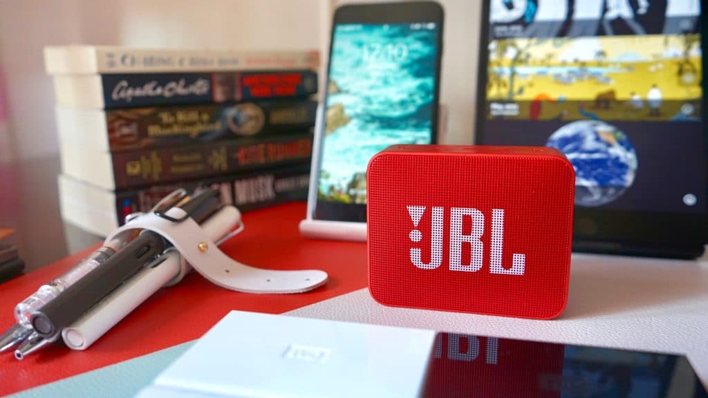 Een rode JBL Bluetooth-speaker op een tafel