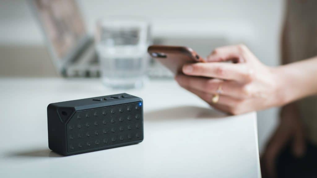 Een Bluetooth speaker die met een telefoon samenwerkt
