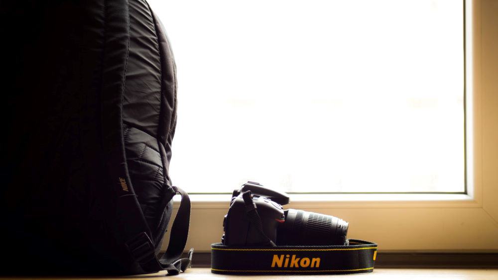 Nikon camera naast camerarugzak
