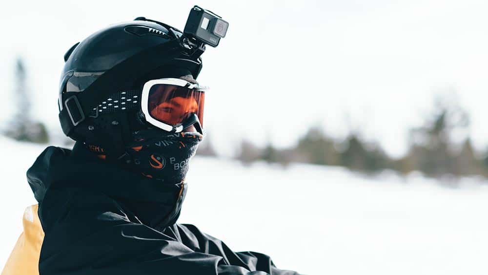 Persoon op wintersport met een action camera op de helm