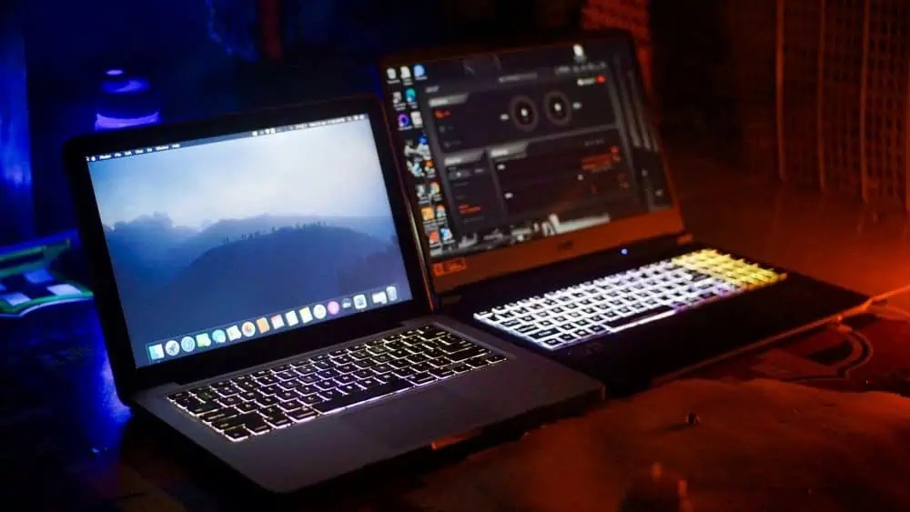 Twee laptops naast elkaar