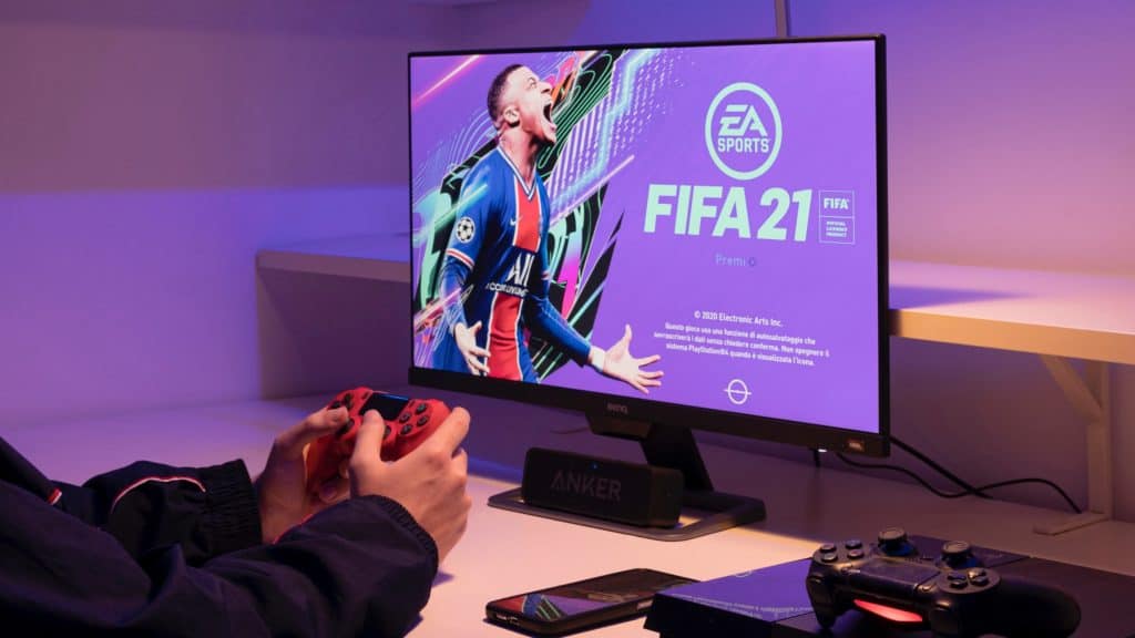 Een monitor die gebruikt wordt voor gamen met een PlayStation 4 voor FIFA21
