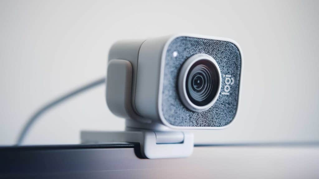 Een webcam bevestigd aan een computer monitor