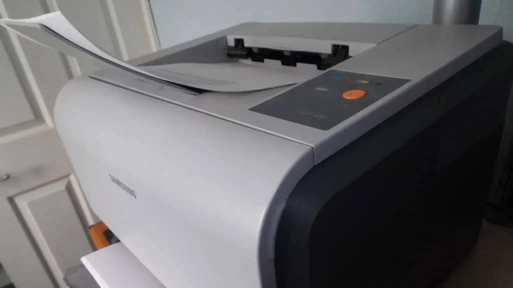 Een laserprinter waar papier op ligt