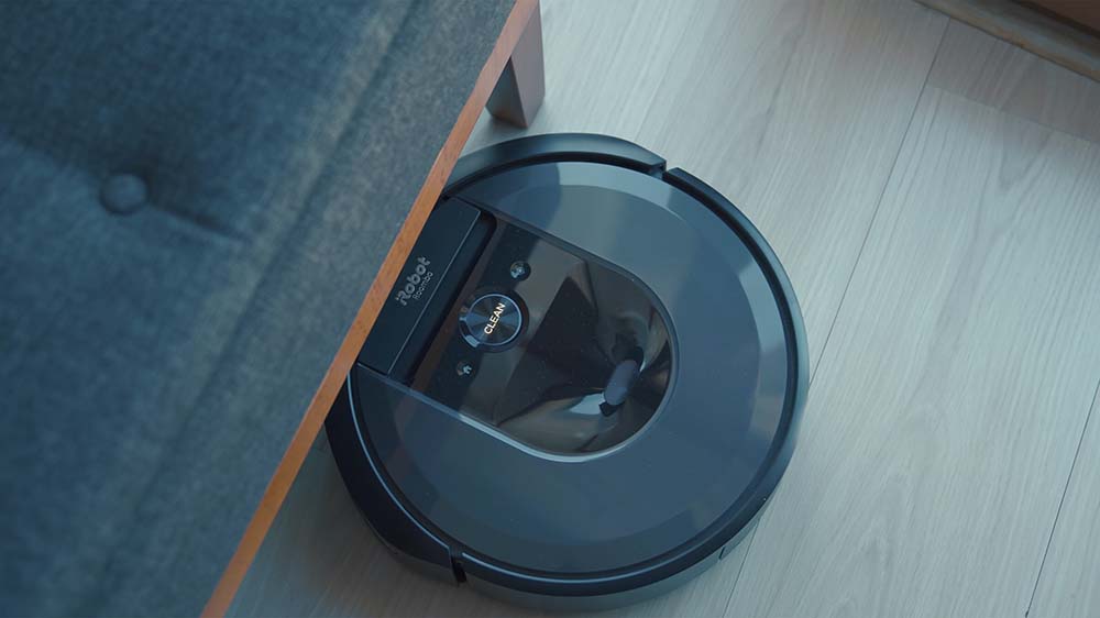 Een robotstofzuiger van Roomba reinigt onder meubels