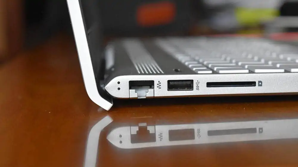 zijkant van een kleine laptop met verschillende aansluitingen