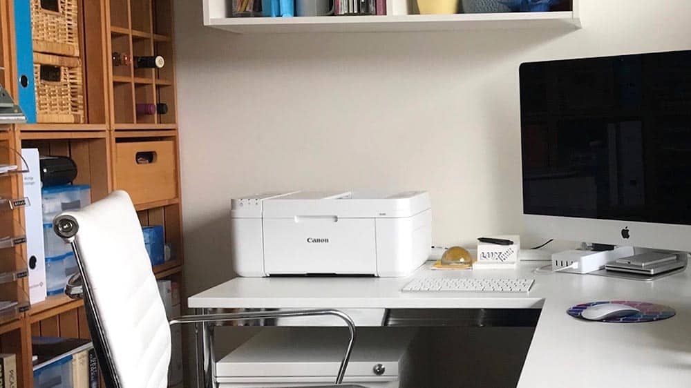 een witte inkjetprinter van canon op een bureau