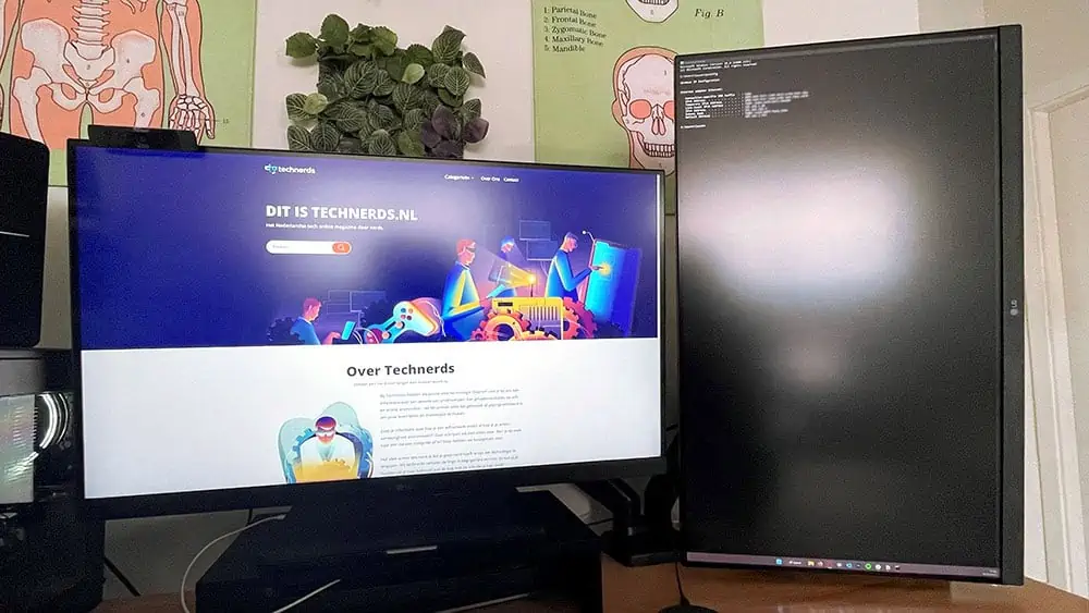 Dual-monitor-set-up-met-Technerds-site-en-cmd-zichtbaar