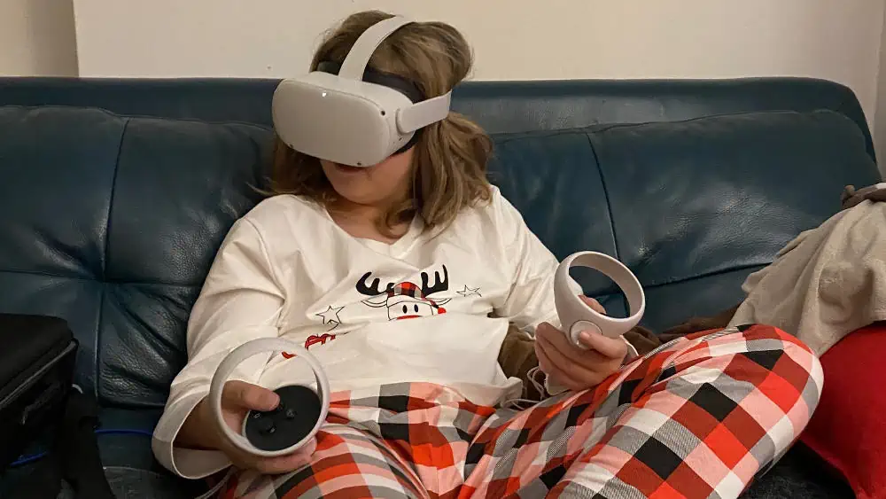 Kind met VR-bril op de bank, vooraanzicht