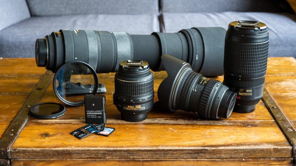 Verscheidene Nikon lenzen en andere camera-accessoires