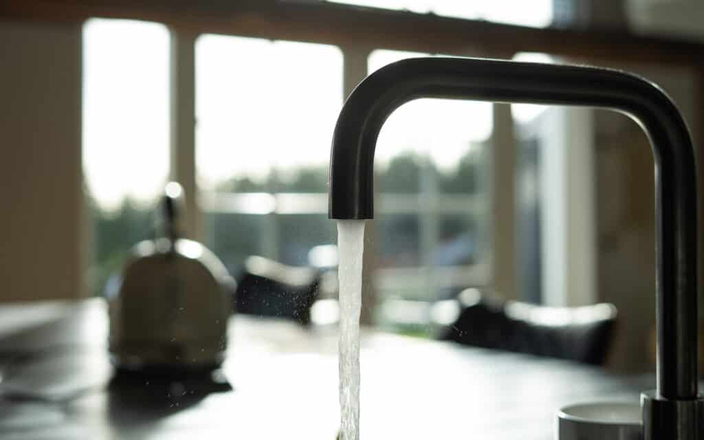 Een stromende waterkraan in een keuken.