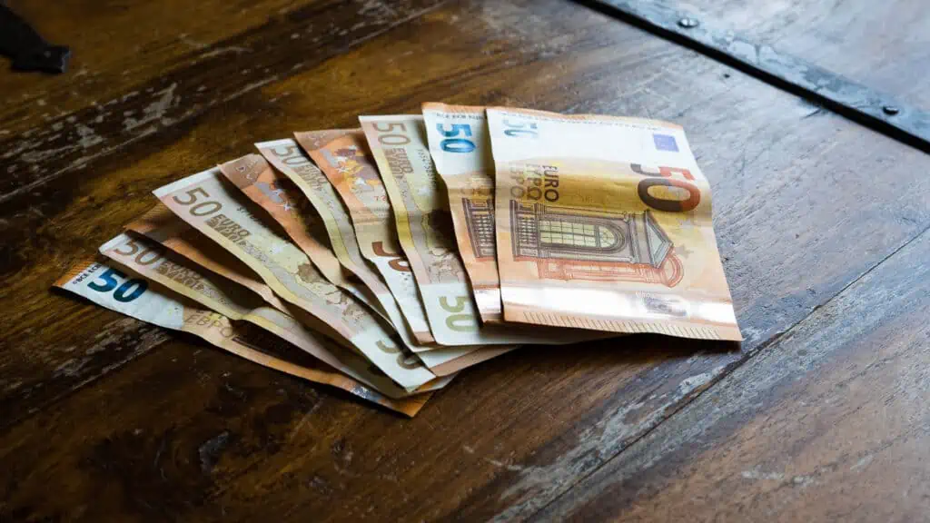 50 euro biljetten op een tafel.