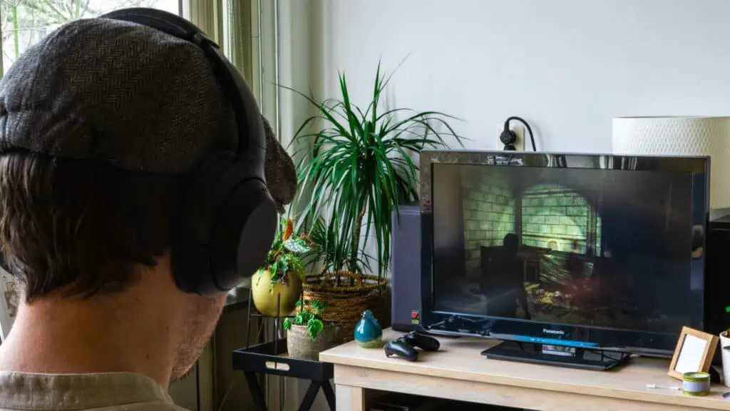 Persoon die de Last of Us aan het spelen is met een koptelefoon op.