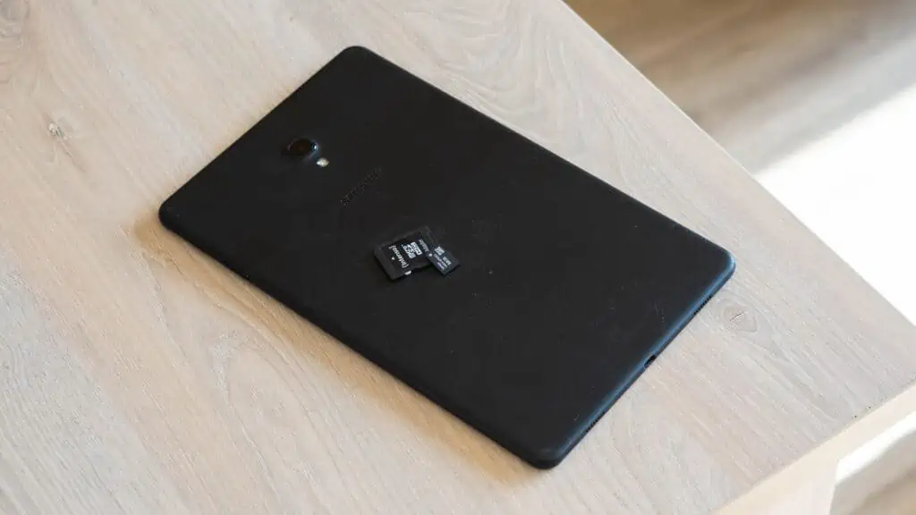Een Samsung tablet met een SD-kaart