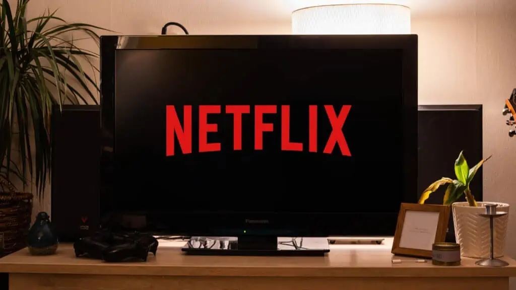 Een Panasonic lcd-televisie met daarop het logo van Netflix.
