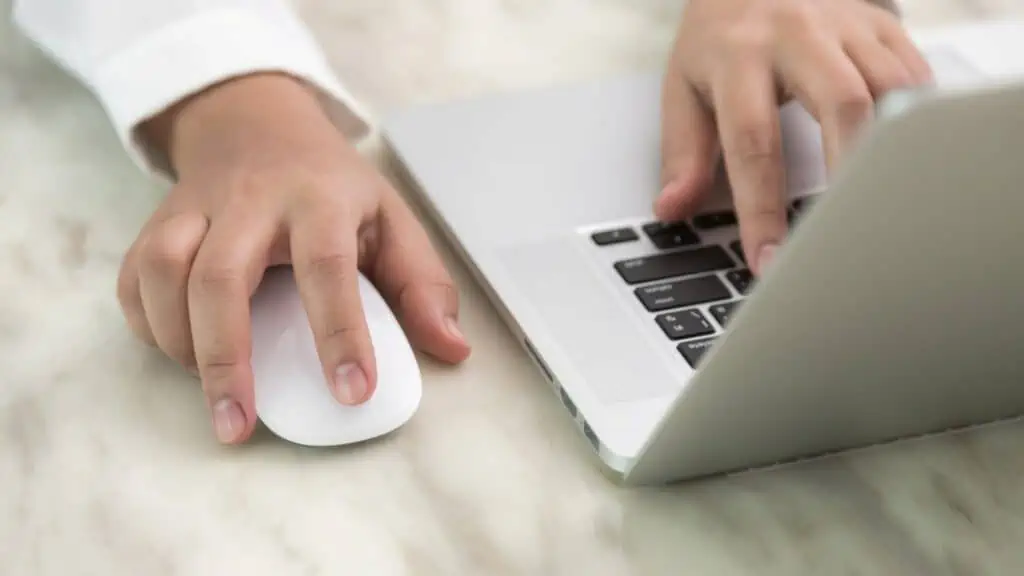 persoon gebruikt een draadloze muis en toetsenbord laptop