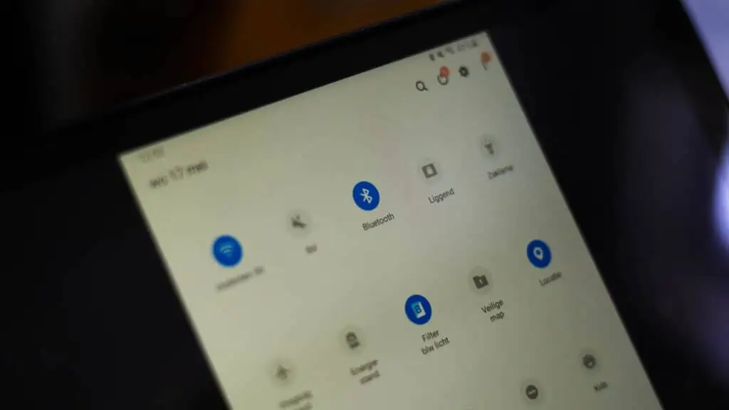 Het Bluetooth icoontje zichtbaar op een tablet.