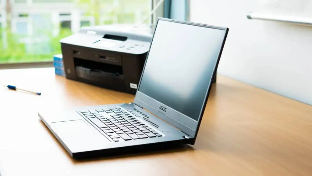 Laptop die geopend op een bureau staat.