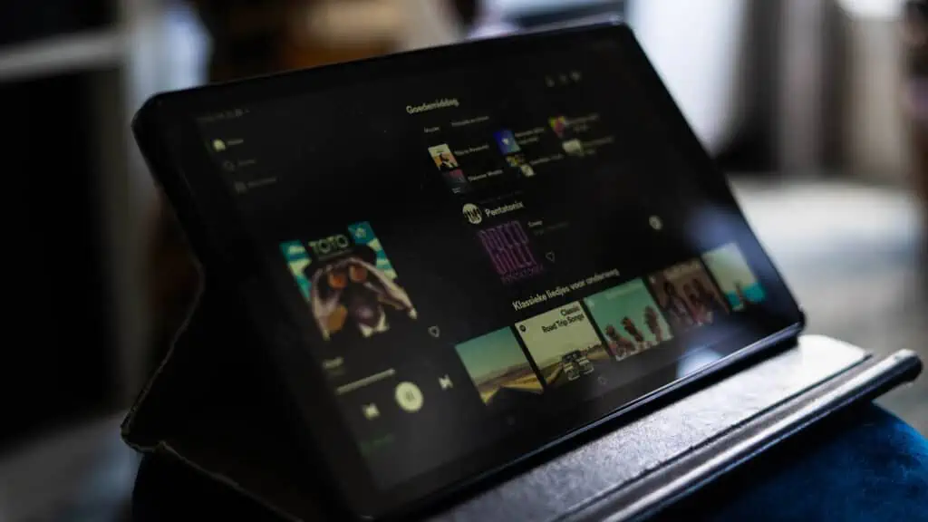 De Spotify-app geopend op een tablet van Samsung.