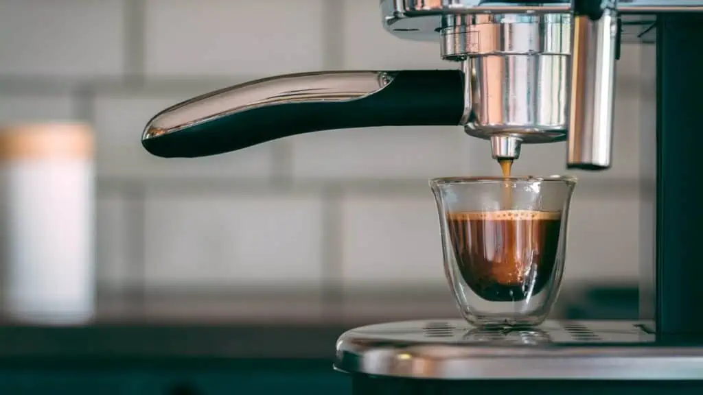 koffiezetapparaat zet koffie in een kopje